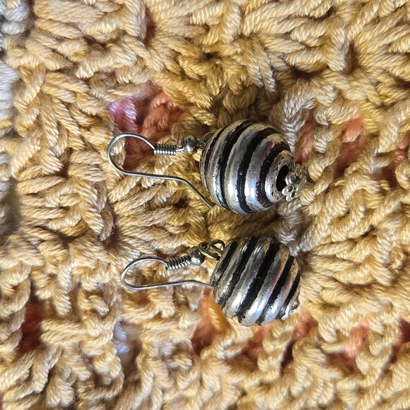 Jewelry - Vintage spiral textured spherical bead dangle earrings 90s pierced